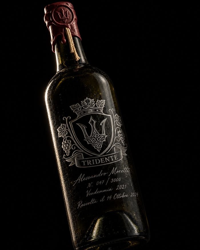 Tridente bottle with the crest and dedication engraved directly into the dark glass